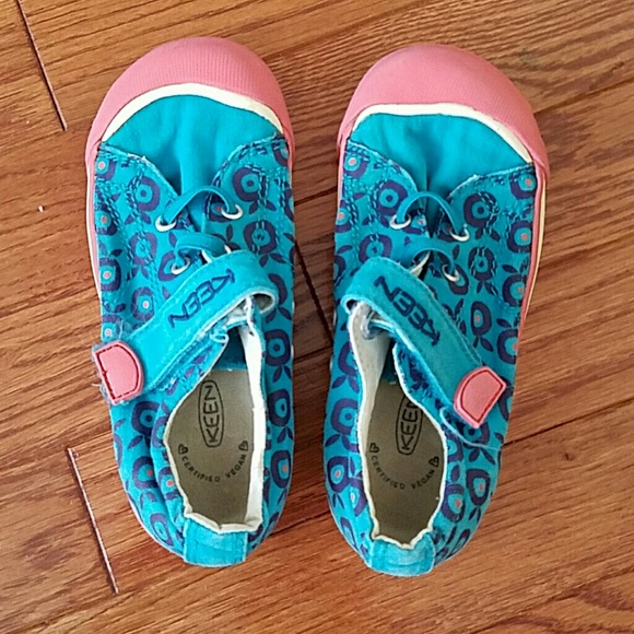 keen velcro sneakers